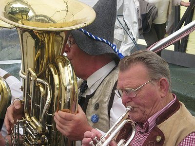 Musikzug Möhnsen beim Oktoberfest 2011 in Linau bei Ankes Trachtengalerie