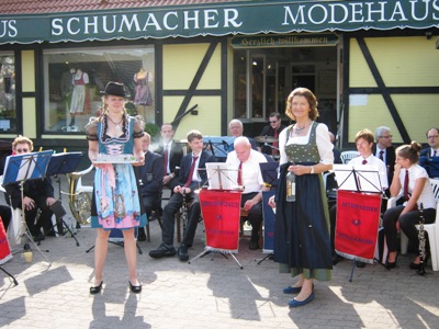 Die Möhnsener Musikanten beim Oktoberfest vom Modehaus Schumacher - Bild zum Vergrößern bitte anklicken