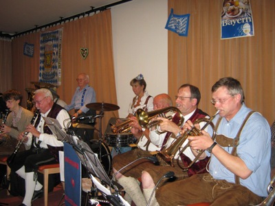 Die Möhnsener Musikanten auf dem Oktoberfest im Max-Brauer-Haus  - Bild zum Vergrößern bitte anklicken