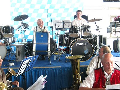 Oktoberfest 2011 im Autohaus Riegel in Trittau mit dem Musikzug Möhnsen