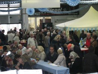 Die Möhnsener Musikanten auf dem Oktoberfestbei Fa Riegel in Trittau - hier beim Fassanstich durch Bürgermeister und Geschäftsleitung - Bild zum Vergrößern bitte anklicken