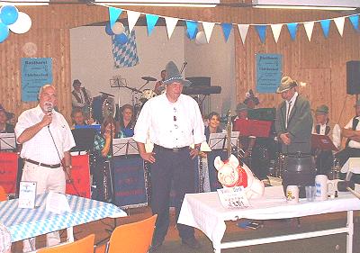 Herr Gerber und Herr von Appen eröffnen das Schwarzenbeker Oktoberfest - Bild anklicken zum Vergrößern