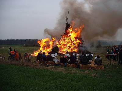 Brennendes Osterfeuer = Anklicken zum Vergrößern