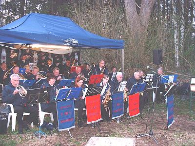 Musikzug Möhnsen beim Osterfeuer- Bild anklicken zum Vergrößern