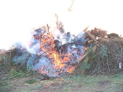 loderndes Osterfeuer = Anklicken zum Vergrößern