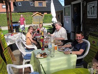 gemeinsames Grillen nach getaner Arbeit  - Bild zum Vergrößern bitte anklicken