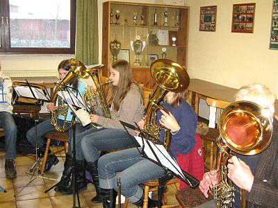 Probennachmittag für Musikzug und Jugendblasorchester im Feuerwehrhaus Basthorst