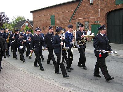 Jugendblasorchester Sachsenwald auf dem Amtswehrfest in Ritzerau - auf dem Umzug durch Ritzerau