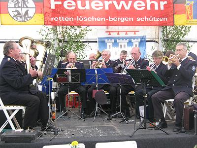 Jugendblasorchester Sachsenwald auf dem Amtswehrfest in Ritzerau - daneben die Kapelle aus Nusse-Ritzerau-Poggensee