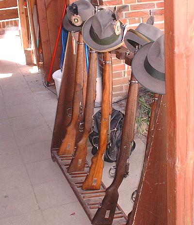 Schützenfest 2005 in Schwarzenbek - Waffenständer im Wachlokal