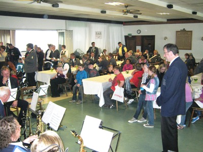 Schützenfest 2012 in Gülzow - IN der Schützenhalle spielen die Möhnsener Musikanten