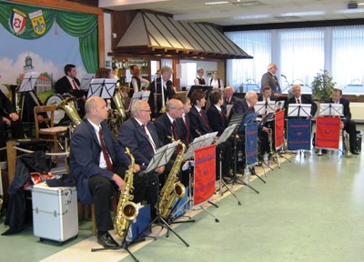 Die Möhnsener Musikanten beim Schützenfest in Gülzow - zum Vergrößern bitte anklicken