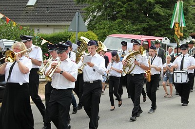   Musikzug und Jugendblasorchester beim Festumzug in Linau  - Bild anklicken zum Vergrößern