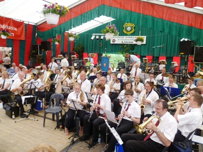 Zu Beginn der Feierlichkeitenb brachten uns Musikfreunde ein kleines Platzkonzert