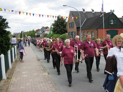 Die Möhnsener Musikanten auf dem Festumzug beim Schützenfest in Linau 2013 - Bild zum Vergrößern bitte anklicken