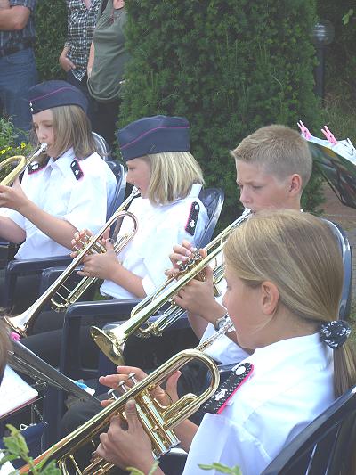 Platzkonzert von Musikzug und Jugendblasorchester vor dem Autohaus Russmeyer bei Trittauer Schützefest