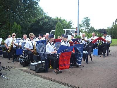 Platzkonzert von Musikzug und Jugendblasorchester vor dem Autohaus Russmeyer bei Trittauer Schützefest