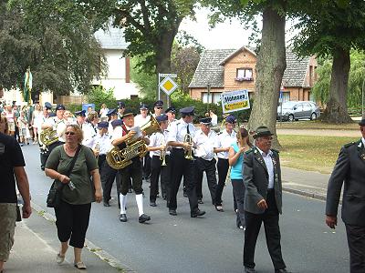 Platzkonzert von Musikzug und Jugendblasorchester vor dem Autohaus Russmeyer bei Trittauer Schützefest