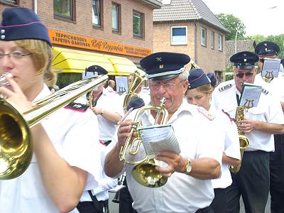 Platzkonzert von Musikzug und Jugendblasorchester vor dem Autohaus Russmeyer bei Trittauer Schützefest