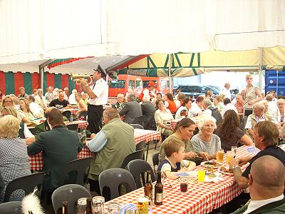 Platzkonzert von Musikzug und Jugendblasorchester vor dem Autohaus Russmeyer bei Trittauer Schützefest