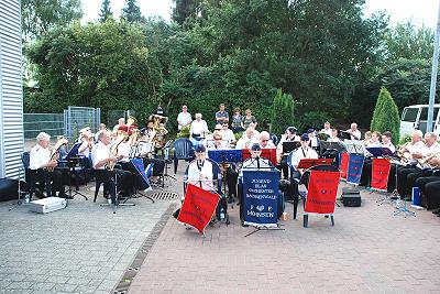 Platzkonzert von Musikzug und Jugendblasorchester vor dem Autohaus Russmeyer bei Trittauer Schützefest