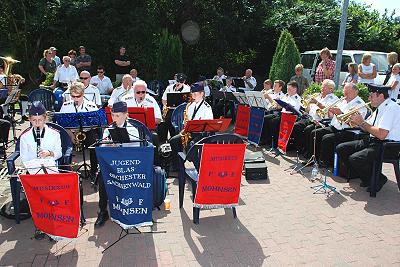 Platzkonzert von Musikzug und Jugendblasorchester vor dem Autohaus Russmeyer bei Trittauer Schützefest