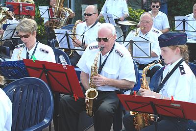 Platzkonzert von Musikzug und Jugendblasorchester vor dem Autohaus Russmeyer bei Trittauer Schützefest