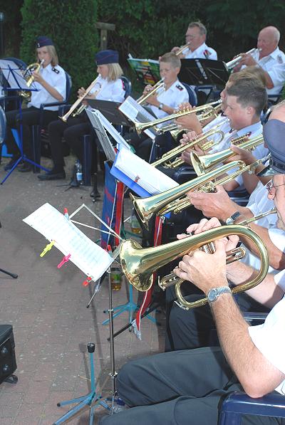 Platzkonzert von Musikzug und Jugendblasorchester vor dem Autohaus Russmeyer bei Trittauer Schützefest