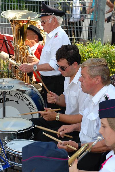 Platzkonzert von Musikzug und Jugendblasorchester vor dem Autohaus Russmeyer bei Trittauer Schützefest