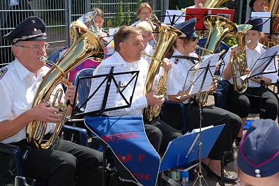 Platzkonzert von Musikzug und Jugendblasorchester vor dem Autohaus Russmeyer bei Trittauer Schützefest