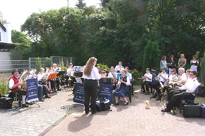 Jugendblasorchester Sachsenwald beim Platzkonzert auf dem Schützenfest in Trittau - Bild anklicken zum Vergrößern