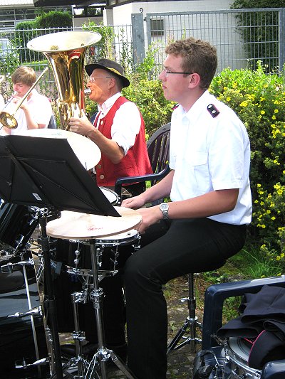 Jugendblasorchester Sachsenwald spielte auf dem Schtzenfest 2011 in Trittau - Platzkonzert am Autuhaus Russmeyer