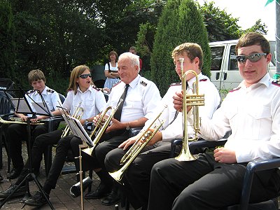 Jugendblasorchester Sachsenwald spielte auf dem Schtzenfest 2011 in Trittau - Platzkonzert am Autuhaus Russmeyer