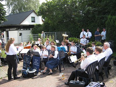 Jugendblasorchester Sachsenwald spielte auf dem Schtzenfest 2011 in Trittau - Platzkonzert am Autuhaus Russmeyer