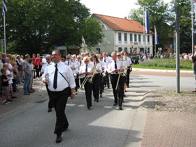 Jugendblasorchester Sachsenwald spielte auf dem Schtzenfest 2011 in Trittau - Großer Festumzug durch Trittau