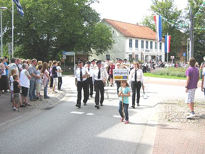 Jugendblasorchester Sachsenwald spielte auf dem Schtzenfest 2011 in Trittau - Großer Festumzug durch Trittau