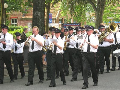 Jugendblasorchester Sachsenwald spielte auf dem Schtzenfest 2011 in Trittau - Großer Festumzug durch Trittau