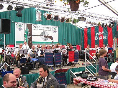 Musikzug Möhnsen spielte im Festzelt auf dem Schützenfest 2011 in Trittau