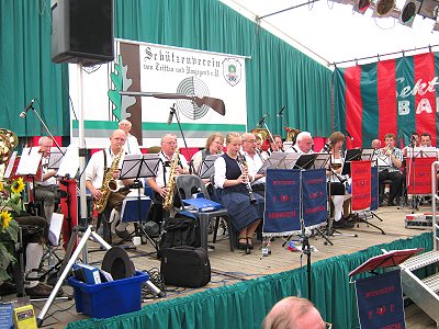 Musikzug Möhnsen spielte im Festzelt auf dem Schützenfest 2011 in Trittau