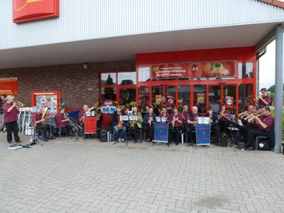 Die Möhnsener Musikanten beim Schützenfest in Trittau 2013 - Bild zum Vergrößern bitte anklicken