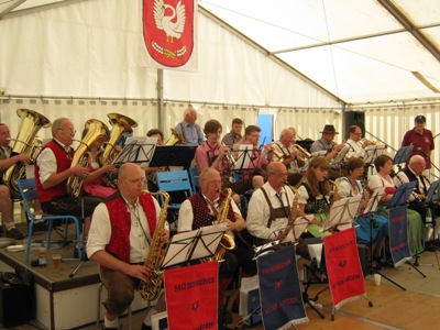 Die Möhnsener Musikanten beim Frühschoppenkonzert in Schwanheide 2013 - Bild zum Vergrößern bitte anklicken