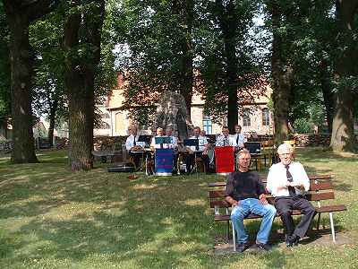 Siebeneichen - Musikzug vor Kirche und Denkmal