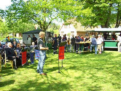 Der Musikzug spielt zum Aufstellen des Maibaums in Siebeneichen