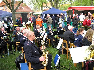 Maibaumaufstellen in Siebeneichen mit Musikzug Möhnsen - Bild zum Vergrößern anklicken