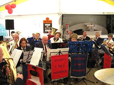 Der Musikzug Möhnsen spielt auf der Silberhochzeit von Jutta und Fritz Haenning