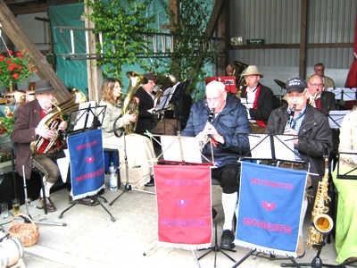 Musikzug Möhnsen beim Spargelfest in Müssen - Bild anklicken zum Vergrößern