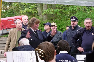 Das Jugendblasorchester Sachsenwald beim Kreisfeuerwehrverbandstag 2010 in Sterley - Sterleyer Feuerwehrkammeraden singen dazu