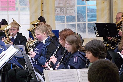 Das Jugendblasorchester Sachsenwald beim Kreisfeuerwehrverbandstag 2010 in Sterley