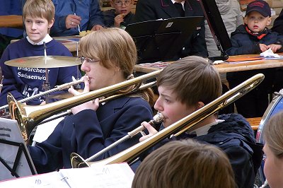 Das Jugendblasorchester Sachsenwald beim Kreisfeuerwehrverbandstag 2010 in Sterley