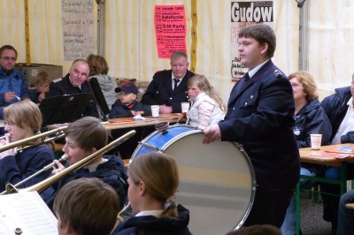 Das Jugendblasorchester Sachsenwald beim Kreisfeuerwehrverbandstag 2010 in Sterley